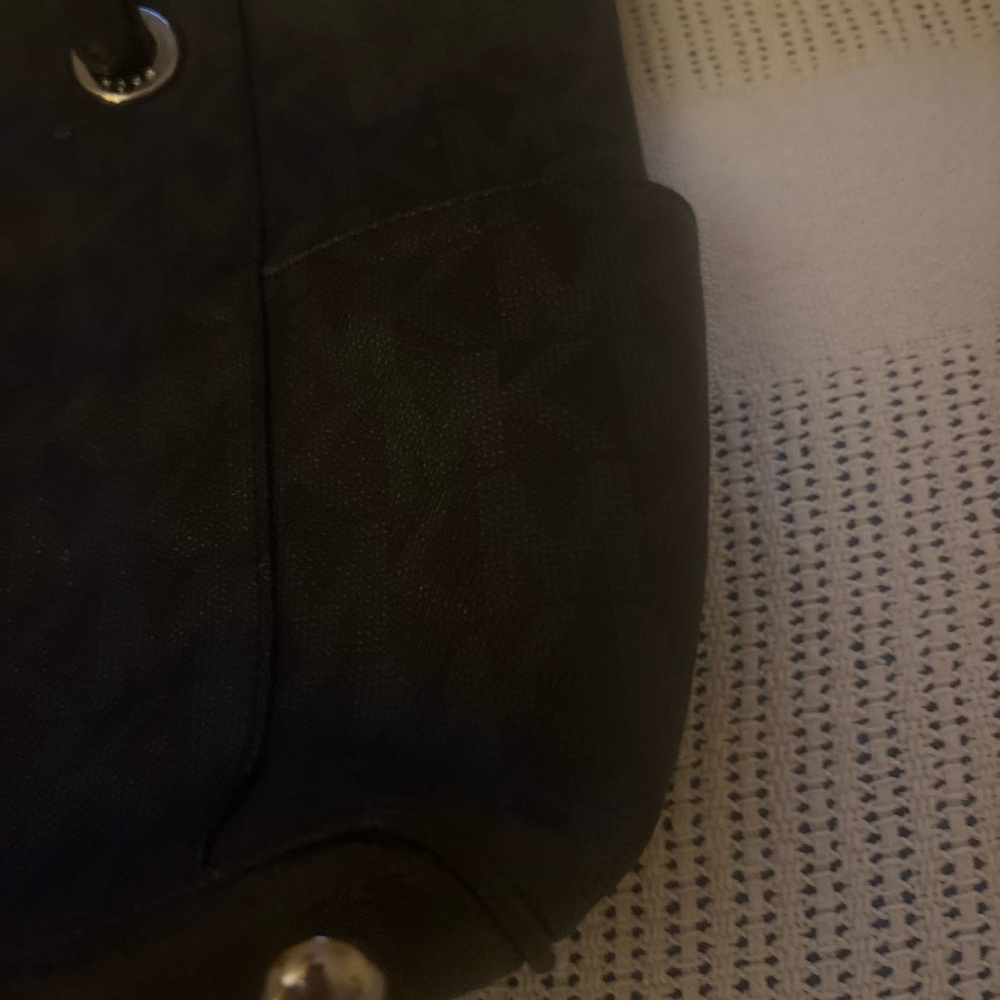 Michael Kors Black Shoulder Bag. Not New.. only worn about 2 times.. - Picture 8 of 8